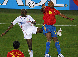 Marcos Senna divide jogada com Makelele durante Espanha x Frana, pelas oitavas de final da Copa do Mundo de 2006