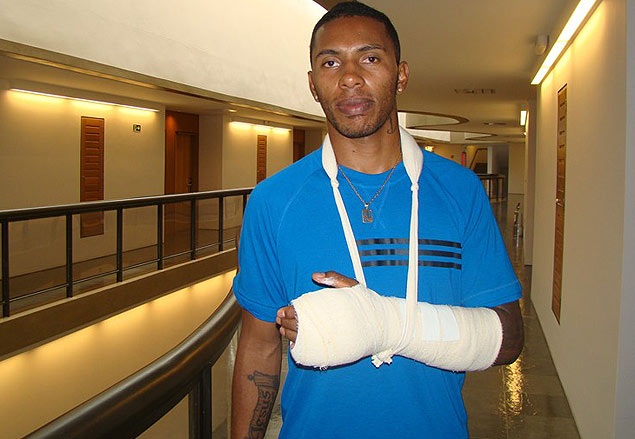 Paulo Miranda exibe brao esquerdo enfaixado aps ter fraturado a mo durante treinamento em Cotia