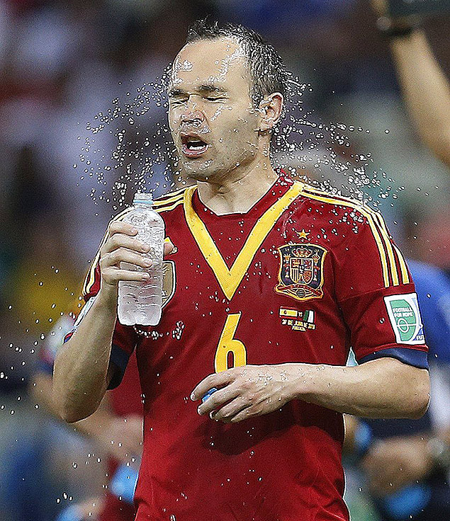 O meia espanhol Iniesta se refresca durante jogo em Fortaleza