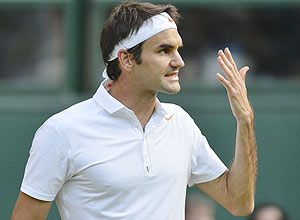 O suo Roger Federer durante partida em Wimbledon