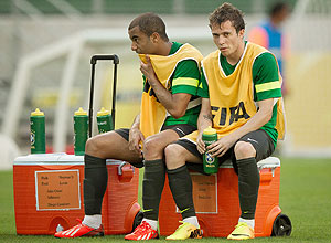 Lucas e Bernard em treino da seleo brasileira