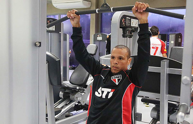 Luis Fabiano treina no REFFIS do So Paulo