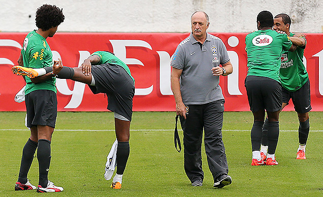 Scolari (centro),em treino da seleção brasileira