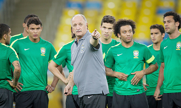 Felipão orienta jogadores durante treino no Maracanã, no Rio