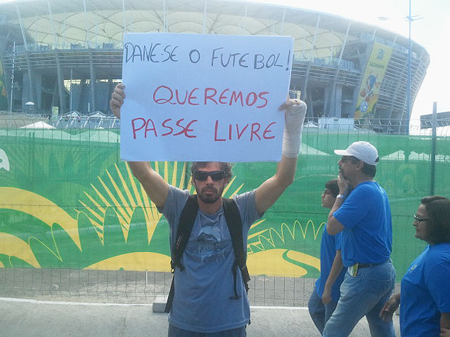 Manifestante em frente à Fonte Nova, na Bahia, antes do duelo entre Itália e Uruguai