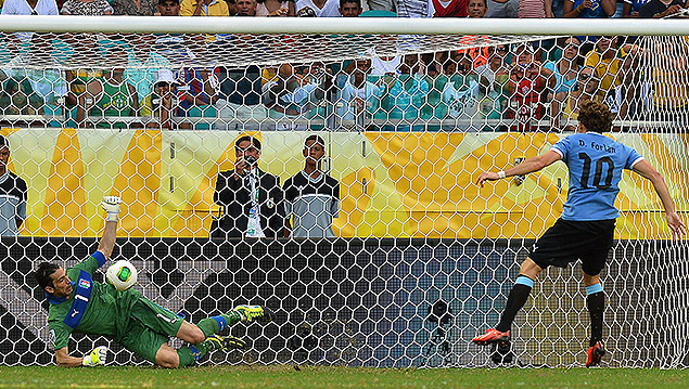Buffon defende pnalti cobrado pelo uruguaio Forln na Copa das Confederaes de 2013, em Salvador