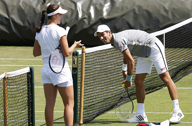 O srvio Novak Djokovic conversa com a britnica Laura Robson em pausa de treino