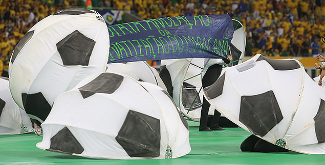 Dançarinos protestam com faixa que diz "Imediata anulação da privatização do Maracanã"