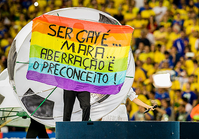 Voluntário exibe faixa "Ser gay é.. mara.. aberração é o preconceito!"
