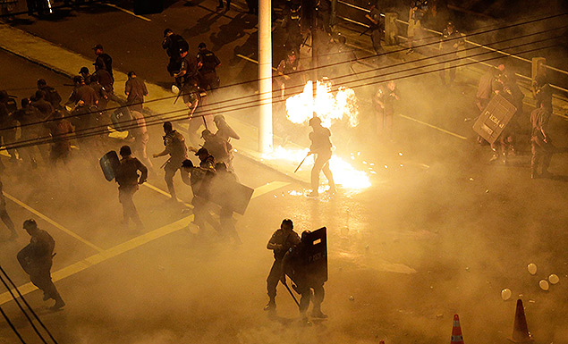 Policiais e manifestantes entram em confronto no entorno do Maracan momentos antes do jogo entre Brasil e Espanha