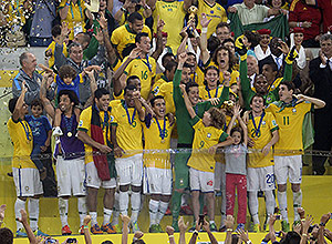 Jogadores do Brasil festejam o ttulo da Copa das Confederaes no Maracan