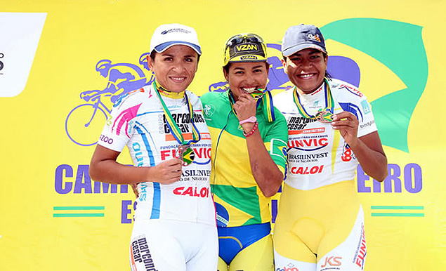 A ciclista olmpica Clemilda Fernandes (centro), conquistou o primeiro lugar. Fernanda Souza (esquerda) ficou com o segundo e Luciene Ferreira(direita) na terceira posio
