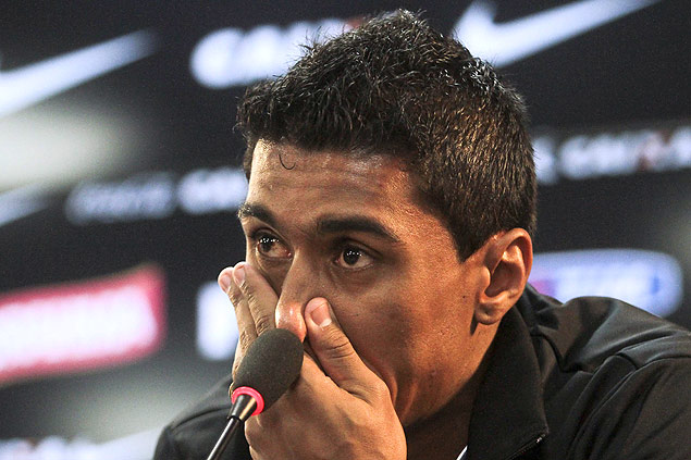 Paulinho chora durante entrevista coletiva no Corinthians