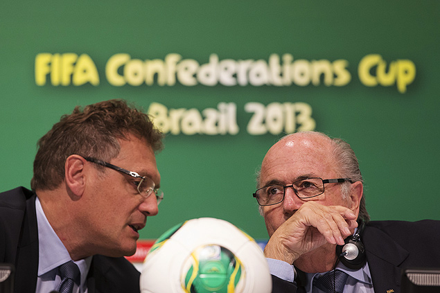 O secretário-geral da Fifa, o francês Jérôme Valcke (esq.), conversa com o presidente da entidade, Joseph Blatter