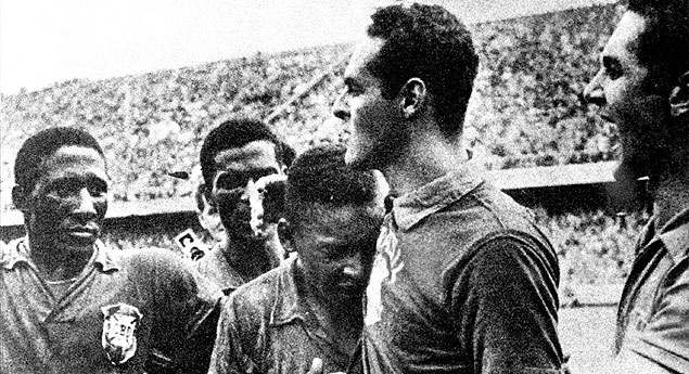 Djalma Santos (esq.), ao lado de Didi e Orlando, observam Pel chorar abraado ao goleiro Gilmar aps a conquista da Copa de 1958, na Sucia