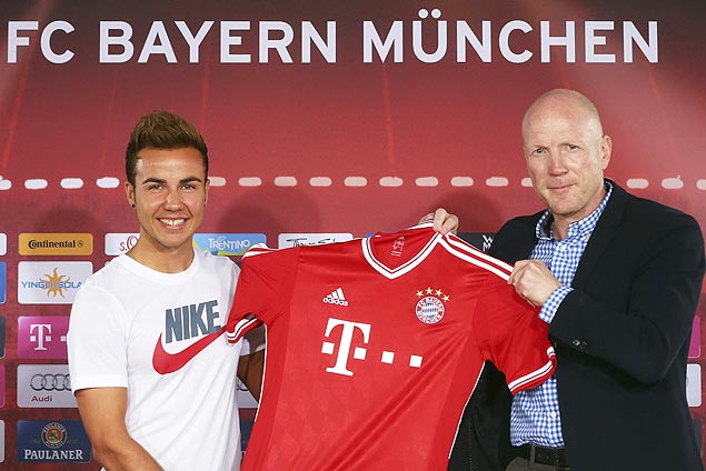 Mario Gotze posa com a camisa do Bayern ao lado do diretor e ex-jogador Mathias Summer