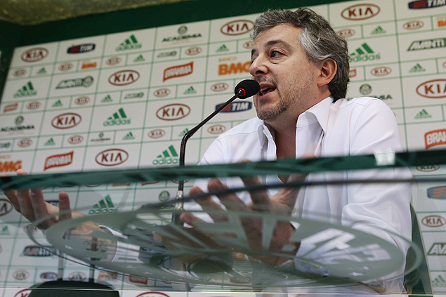O presidente do Palmeiras, Paulo Nobre, durante uma entrevista coletiva