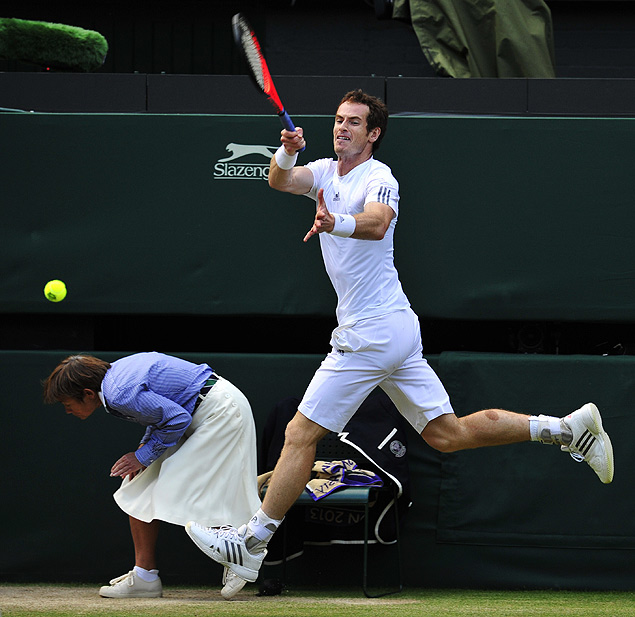 Andy Murray rebate bola em partida de Wimbledon