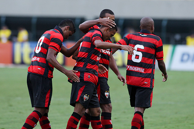 Jogadores do Atltico-GO festejam gol contra o Palmeiras no Campeonato Brasileiro de 2012