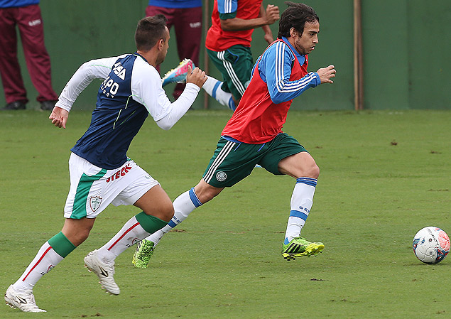 Valdivia carrega a bola durante jogo-treino contra a Portuguesa no CT da Barra Funda