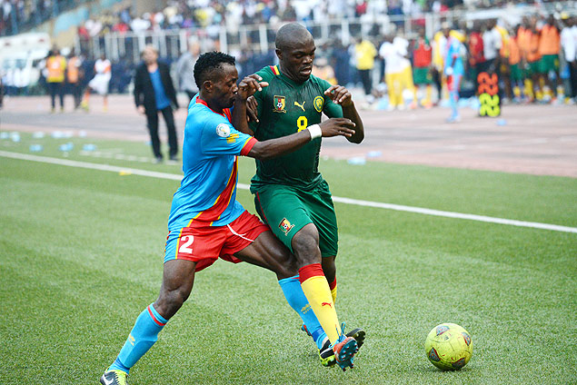 Najeng (dir.) disputa a bola com Issama durante Camares x Repblica Democrtica do Congo, pelas eliminatrias da Copa do Mundo de 2014