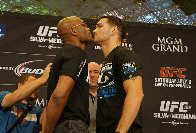 Anderson Silva (esq.) e Chris Weidman posam para fotos na coletiva de imprensa do UFC 162, em Las Vegas