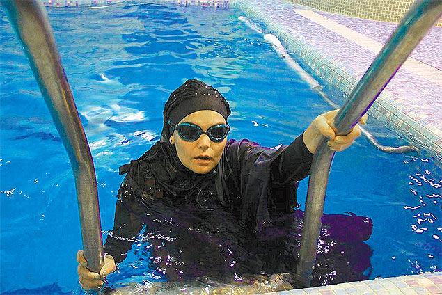 A nadadora Elham Ashgari sai de piscina