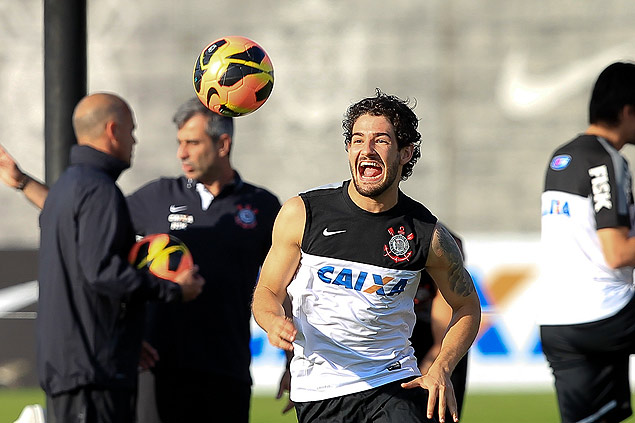 Alexandre Pato brinca com a bola durante treino do Corinthians