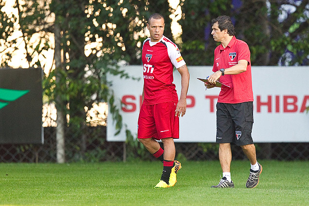 Milton Cruz (dir.) conversa com Luiz Fabiano durante treino do So Paulo