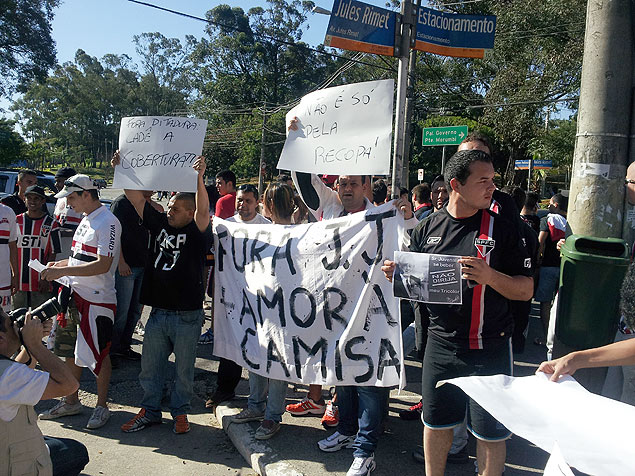 Torcida do So Paulo protesta contra o presidente Juvenal Juvncio em frente ao estdio do Morumbi