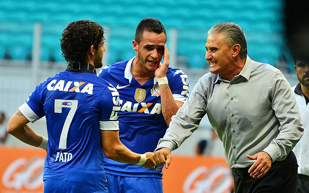 Renato Augusto (centro) e Pato (esq.) comemoram com do Corinthians com Tite