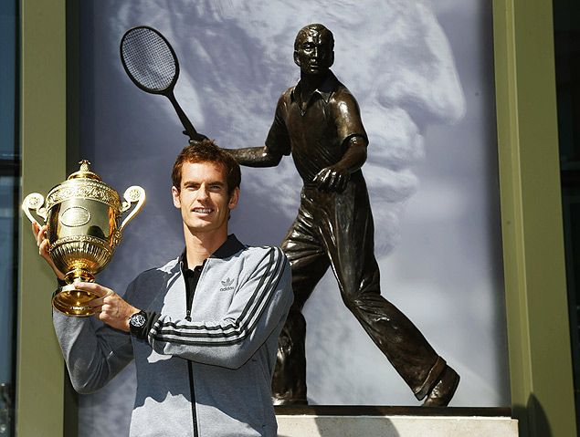 Andy Murray posa para fotos com o trofu em frente a uma esttua de Fred Perry, ltimo campeo em Wimbledon