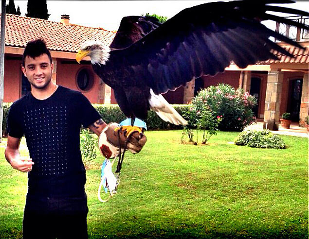 O meia Felipe Anderson com a água que é símbolo da Lazio