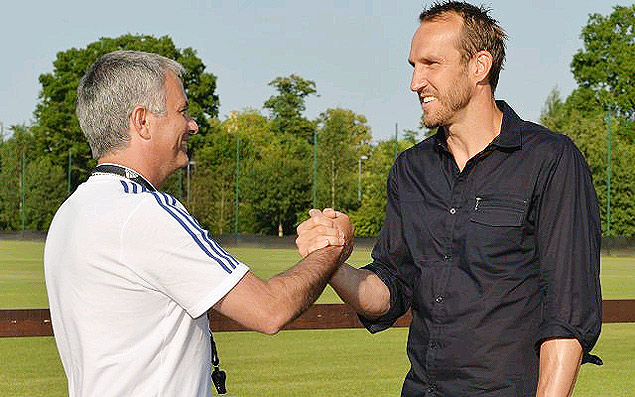 O novo tcnico do Chelsea, Jos Mourinho, cumprimenta o Mark Schwarzer