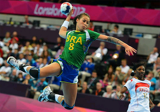 Fernanda salta para arremessar a bola durante jogo contra Angola 