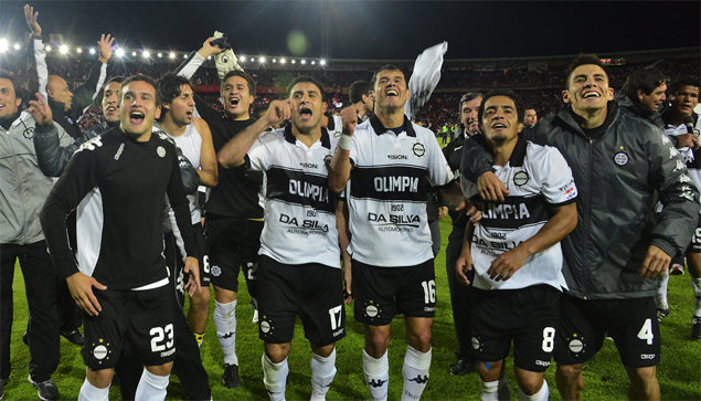 Jogadores do Olimpia comemoram classificao para a final da Libertadores, aps partida contra o Santa F 