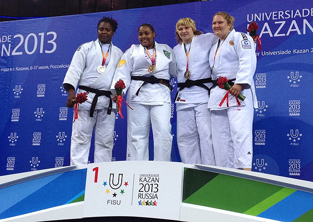 A judoca Rochele Nunes (segunda  esquerda) conquistou a medalha de ouro da categoria peso pesado na Universade