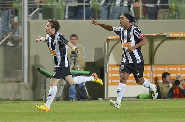 Bernard (esq.) comemora com Ronaldinho o seu gol contra o Newell's Old Boys