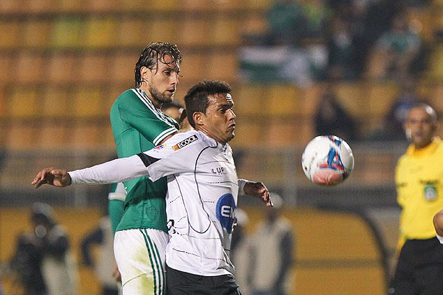 Henrique marca firme durante a vitria do Palmeiras no Pacaembu 