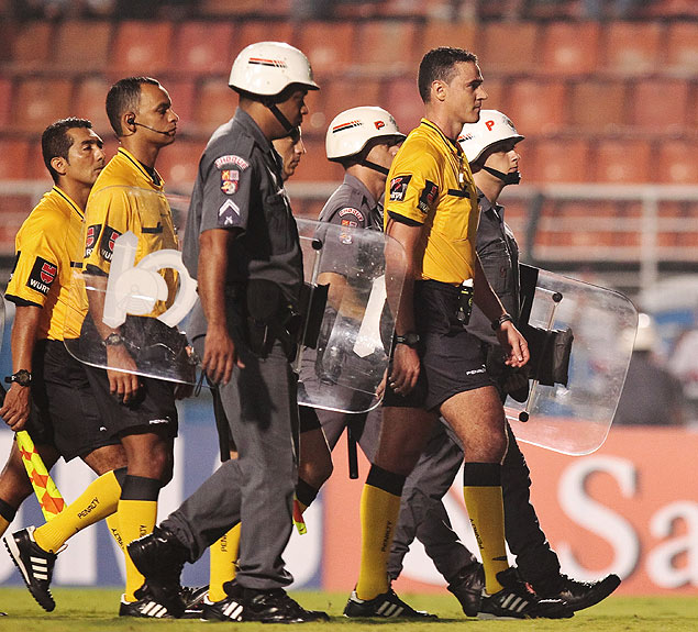 O rbitro colombiano Wilmar Roldan (dir.) deixa o gramado do Pacaembu aps partida entre So Paulo e Arsenal