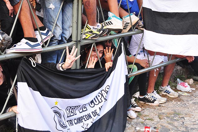 Torcedores do Olmpia na fila para comprar ingressos para o primeiro jogo da final da Libertadores