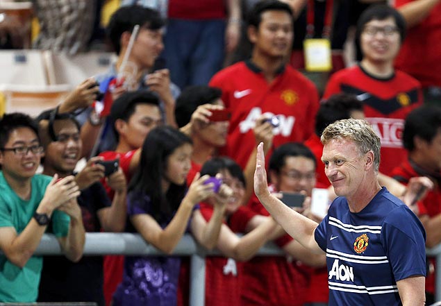O tcnico David Moyes sada a torcida durante amistoso do Manchester United contra combinado tailands