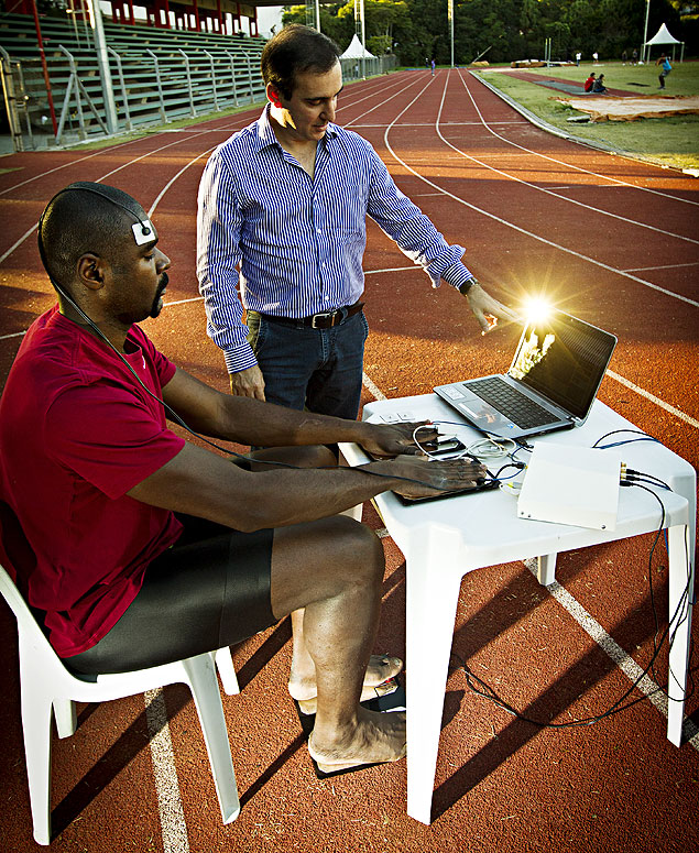O médico Daniel Ianni Filho, representante do equipamento, faz o teste em Jadel Gregório na pista do Centro Olímpico de Treinamento em São Paulo