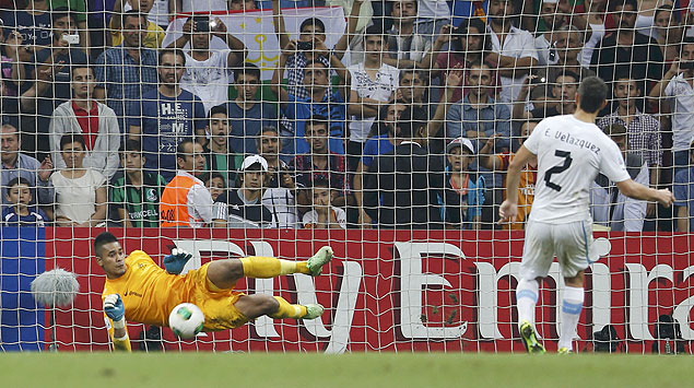 O goleiro francês Lucas Digne defende pênalti cobrado pelo uruguaio Emiliano Velazquez na decisão do Mundial sub-20