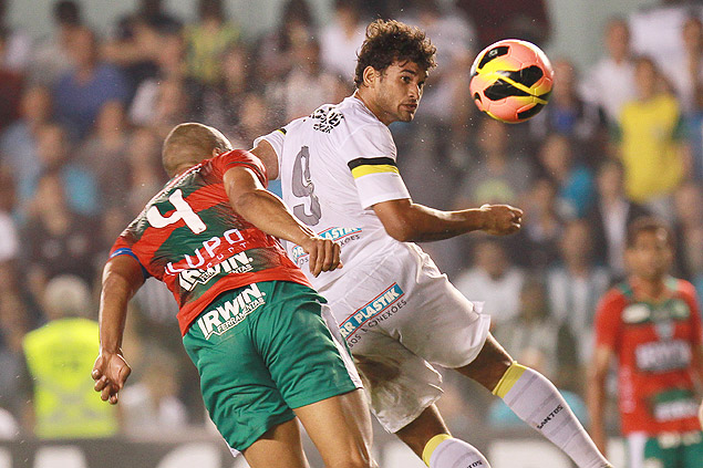 Willian Jos cabeceia a bola durante partida entre Santos e Portuguesa