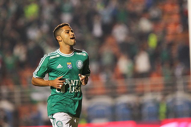 Serginho comemora seu gol na vitria do Palmeiras por 4 a 1 sobre o ABC-RN, no Pacaembu