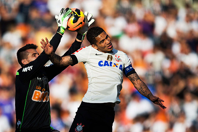 O atacante Guerrero, do Corinthians, disputa bola com o goleiro Vitor, do Atltico-MG