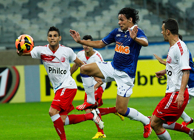 Ricardo Goulart fez um dos gols do Cruzeiro na vitria em cima do Nutico por 3 a 0