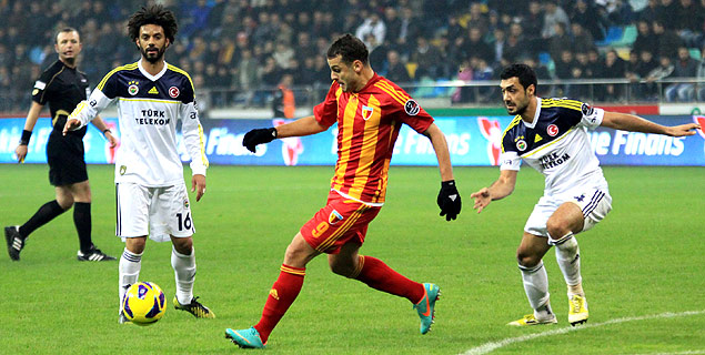 O atacante Bob (centro), do Kayserispor, durante uma partida contra o Fenerbahce, na Turquia