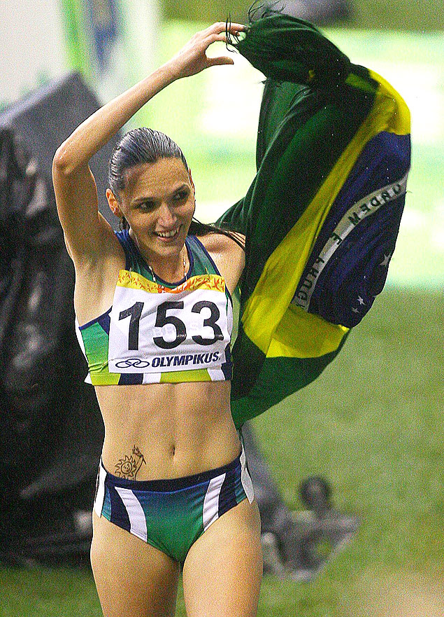 A corredora Sabine Heitling comemora o ouro nos 3.000 m com obstculos no Pan de 2007, no Rio
